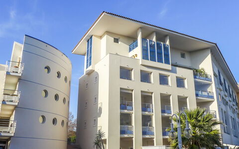 Fréjus 540: Cielo, Costruzione, Finestra, Azzurro, Pianta, Albero, Urban Design, Palazzone, Quartiere, Casa