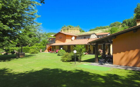 Villa le Balze: Erba, Casa, Zona Residenziale, Arbusto, Tetto, Casa, Estate, Paesaggio, Lotto