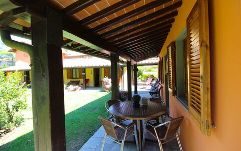 Villa le Balze: Pianta, Proprietà, Costruzione, Tavolo, Pianta Della Casa, Shade, Vaso Di Fiori, Sedia, Portico, Mobili Da Esterno