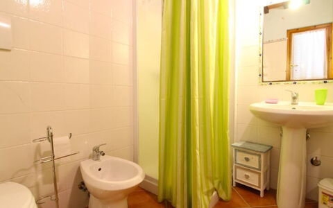 Villa le Balze: Bagno, Proprietà, Camera, Interior Design, Tenda, Parete, Gabinetto, Immobiliare, Bagno Accessorio, Idraulico Fixture