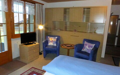 Grindelwald 570: Proprietà, Mobilia, Finestra, Comfort, Tavolo, Televisione, Legna, Tessile, Interior Design, Cuscino
