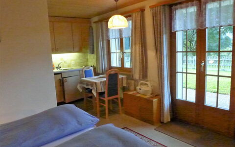 Grindelwald 570: Proprietà, Mobilia, Finestra, Comfort, Legna, Shade, Tessile, Interior Design, Telaio Del Letto