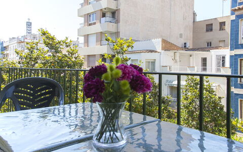 Princep: Fiore, Cielo, Costruzione, Proprietà, Tavolo, Pianta, Finestra, Tavola, Interior Design, Sedia
