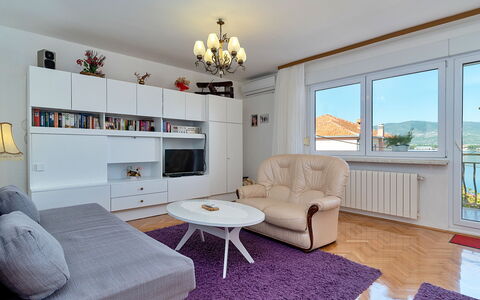 Melita Lara: Mobilia, Proprietà, Finestra, Interior Design, Divano, Pavimento, Comfort, Legna, Cornice