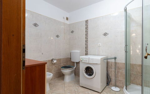 Melita Lara: Lavanderia, Proprietà, Idraulico Fixture, Mobiletto Del Bagno, Bagno, Asciugatrice, Lavatrice, Costruzione, Casa
