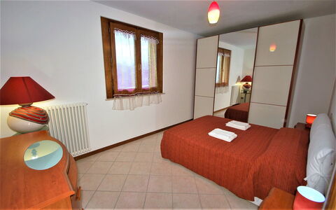 Villa Leo: Camera, Camera Da Letto, Letto, Mobilia, Proprietà, Costruzione, Interior Design, Lenzuolo, Pavimento, Telaio Del Letto
