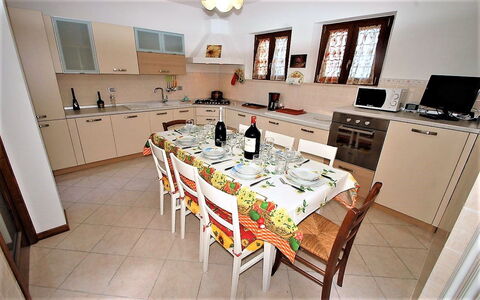 Villa Leo: Camera, Sala Da Pranzo, Proprietà, Mobilia, Tavolo, Costruzione, Interior Design, Pavimento, Cucina, Immobiliare