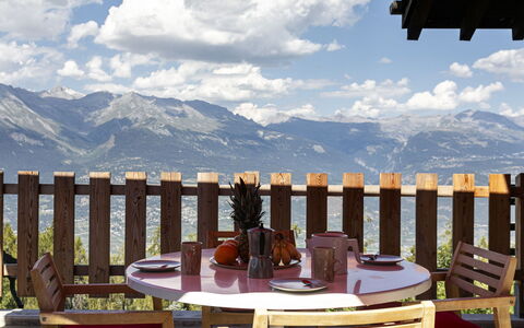 Chalet Mayens: Cielo, Nube, Tavolo, Mobilia, Proprietà, Montagna, Sedia, Luce, Natura, Legna