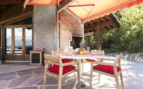 Chalet Mayens: Proprietà, Mobilia, Tavolo, Pianta, Mobili Da Esterno, Interior Design, Legna, Shade, Tavolo Esterno, Costruzione