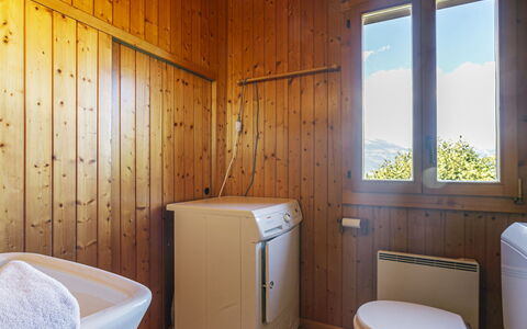 Chalet Mayens: Proprietà, Finestra, Idraulico Fixture, Legna, Interior Design, Comfort, Pavimento, Bagno, Parete, Latifoglie