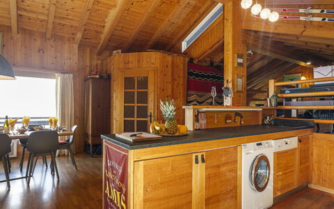 Chalet Mayens: Mobilia, Cabinetry, Legna, Interior Design, Controsoffitto, Cucina, Pavimento, Color Legno, Pavimentazione, Latifoglie