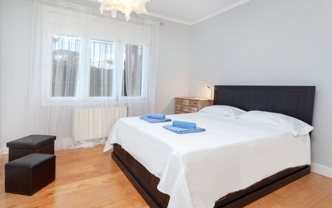 Amsterdam: Camera Da Letto, Mobilia, Letto, Camera, Proprietà, Telaio Del Letto, Interior Design, Pavimento, Lenzuolo, Materasso