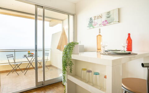 Milos: Mobilia, Costruzione, Tavolo, Pianta, Legna, Interior Design, Pianta Della Casa, Pavimento, Casa, Sedia