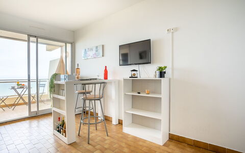 Milos: Mobilia, Mensola, Libreria, Legna, Scaffalature, Interior Design, Sala, Pavimento, Pavimentazione, Soggiorno