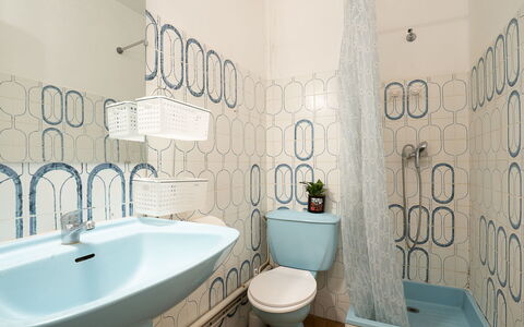 Milos: Idraulico Fixture, Lavello, Rubinetto, Lavandino Del Bagno, Specchio, Bagno, Azzurro, Viola, Interior Design, Costruzione