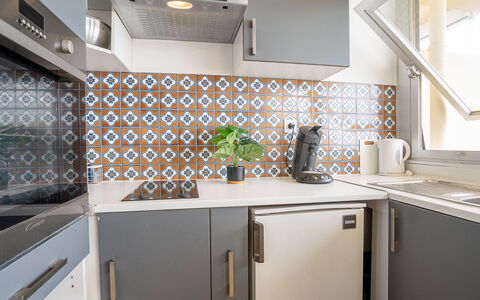 Milos: Cabinetry, Proprietà, Controsoffitto, Cucina, Lavandino Della Cucina, Cucina Stufa, Interior Design, Architettura, Pavimentazione, Pavimento