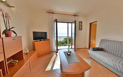 Tanja: Camera, Proprietà, Mobilia, Costruzione, Interior Design, Casa, Immobiliare, Tavolo, Pavimento, Soggiorno
