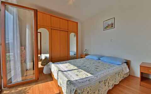 Tanja: Camera Da Letto, Letto, Proprietà, Camera, Mobilia, Pavimento, Costruzione, Telaio Del Letto, Lenzuolo, Soffitto