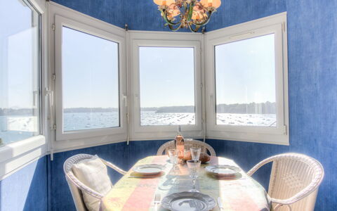 Le Beauvoir Rose: Tavolo, Mobilia, Proprietà, Finestra, Tavola, Luce, Costruzione, Azzurro, Sedia, Interior Design