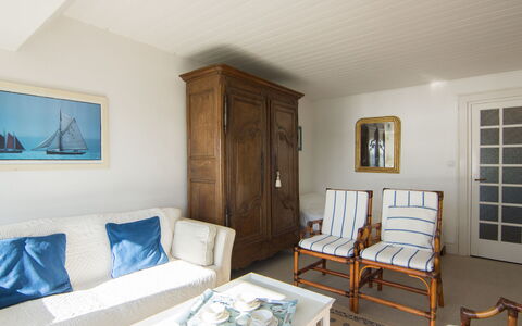 Le Beauvoir Rose: Cornice, Mobilia, Divano, Tavolo, Comfort, Costruzione, Legna, Pavimento, Interior Design, Pavimentazione