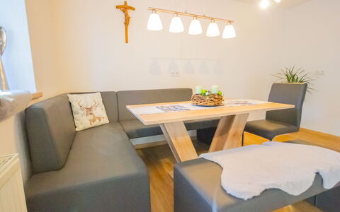 Wenns 190: Camera, Proprietà, Mobilia, Interior Design, Tavolo, Sala Da Pranzo, Costruzione, Parete, Immobiliare, Casa