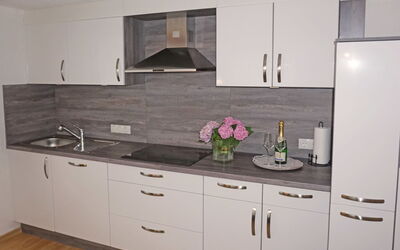 Walzthöni 190.1: Cabinetry, Controsoffitto, Rubinetto, Lavello, Lavandino Della Cucina, Bianca, Costruzione, Cucina, Legna, Cassetto