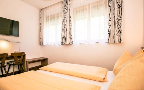 Irdning - Donnersbachtal 10: Camera Da Letto, Camera, Mobilia, Letto, Interior Design, Proprietà, Telaio Del Letto, Parete, Lenzuolo, Materasso