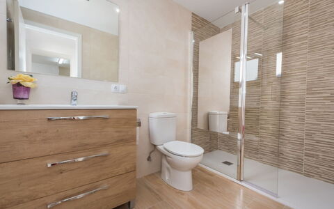 Sa Lluna: Bagno, Camera, Proprietà, Piastrella, Pavimento, Interior Design, Viola, Immobiliare, Architettura, Parete