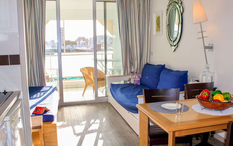 Le Beach: Tavolo, Mobilia, Proprietà, Divano, Azzurro, Comfort, Tessile, Interior Design, Pavimento, Lampada