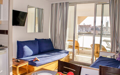 Le Beach: Tavolo, Proprietà, Mobilia, Comfort, Divano, Azzurro, Tessile, Legna, Cuscino, Costruzione