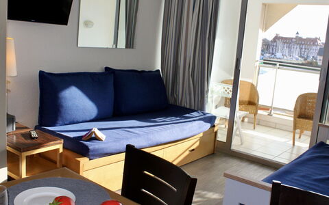 Le Beach: Tavolo, Mobilia, Comfort, Azzurro, Soggiorno, Legna, Cuscino, Architettura, Divano, Telaio Del Letto