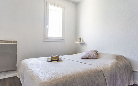 Les Raisins D'Or: Camera Da Letto, Parete, Letto, Lenzuolo, Legna, Bedding, Pavimento, Pavimentazione, Biancheria, Interior Design