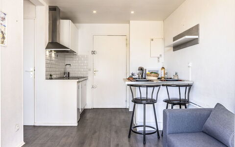 Les Raisins D'Or: Pavimentazione, Interior Design, Appartamento, Mobilia, Pavimento, Soffitto, Cucina, Camera, Controsoffitto, Sedia
