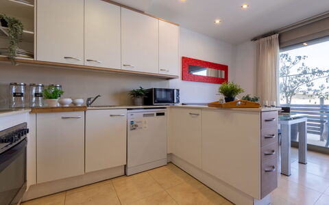 Giovan: Elettrodomestico Da Cucina, Cucina, Controsoffitto, Pavimentazione, Interior Design, Mobilia, Apparecchio Major, Cabinetry, Legna, Pavimento