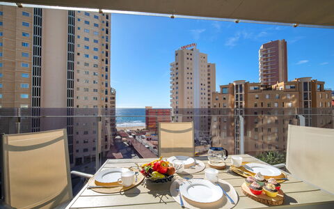 Mirador de Calpe: Tavolo, Tavola, Costruzione, Cielo, Proprietà, Giorno, Mobilia, Grattacielo, Finestra, Cibo