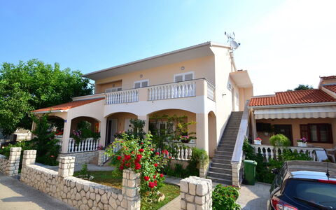 Dević: Cielo, Pianta, Costruzione, Auto, Proprietà, Finestra, Veicolo, Casa, Albero