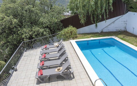 Paris: Proprietà, Piscina, Costruzione, Pianta, Mobili Da Esterno, Albero, Shade, Rettangolo, Legna, Urban Design