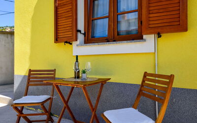 Sveti Juraj 103: Mobilia, Costruzione, Finestra, Tavolo, Blu, Legna, Sedia, Giallo, Interior Design, Shade