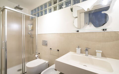 Decameron House: Specchio, Rubinetto, Idraulico Fixture, Lavello, Lavandino Del Bagno, Proprietà, Bagno, Interior Design, Architettura
