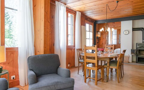 Dufaux: Mobilia, Tavolo, Sedia, Interior Design, Legna, Comfort, Cornice, Soggiorno, Latifoglie, Lampada