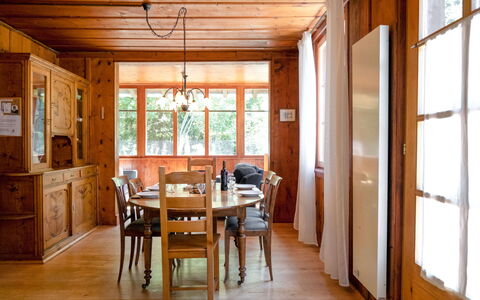 Dufaux: Proprietà, Legna, Porta, Tavolo, Interior Design, Cabinetry, Finestra, Sedia, Pavimentazione