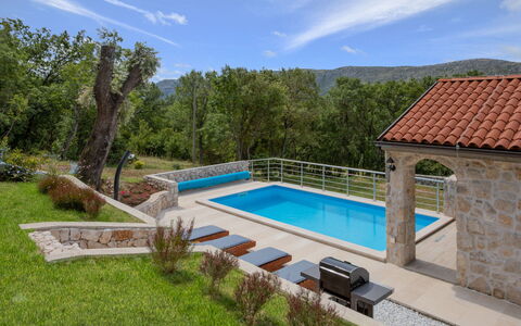 Villa Matija: Pianta, Acqua, Nube, Cielo, Piscina, Costruzione, Albero, Lotto, Shade, Tempo Libero