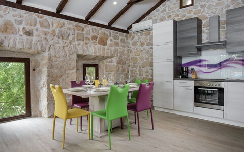 Villa Matija: Tavolo, Proprietà, Mobilia, Sedia, Legna, Interior Design, Architettura, Pianta, Pavimentazione