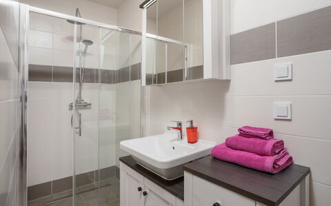 Villa Matija: Proprietà, Costruzione, Rubinetto, Idraulico Fixture, Lavello, Cabinetry, Soffione Doccia, Mobiletto Del Bagno, Bagno