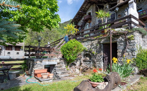 Maison Meynet: Cielo, Tavolo, Mobilia, Giorno, Proprietà, Pianta, Montagna, Azzurro, Sedia, Natura
