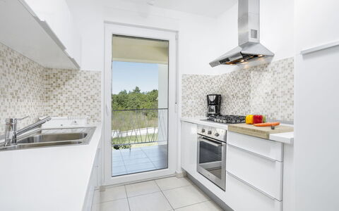 Forest Fairy: Proprietà, Camera, Bianca, Interior Design, Mobilia, Casa, Costruzione, Cucina, Pavimento, Controsoffitto