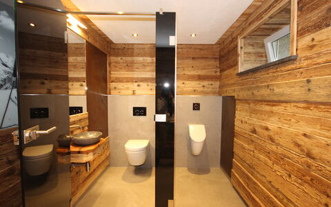 Aschau im Zillertal 490: Proprietà, Finestra, Interior Design, Architettura, Legna, Pavimento, Lavello, Idraulico Fixture, Pavimentazione, Bagno