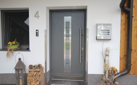 Aschau im Zillertal 490: Porta, Proprietà, Giallo, Casa, Porta A Casa, Camera, Costruzione, Casa, Facciata, Finestra