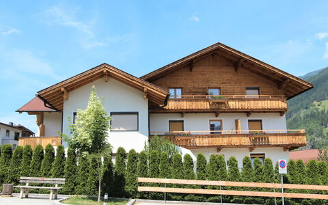 Aschau im Zillertal 490: Cielo, Pianta, Costruzione, Proprietà, Nube, Finestra, Albero, Architettura, Lotto, Urban Design
