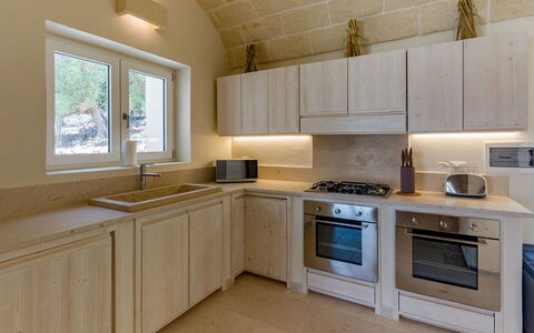 La Residenza - Corte dei Messapi: Cabinetry, Controsoffitto, Proprietà, Lavandino Della Cucina, Mobilia, Finestra, Rubinetto, Lavello, Cucina Stufa, Cucina
